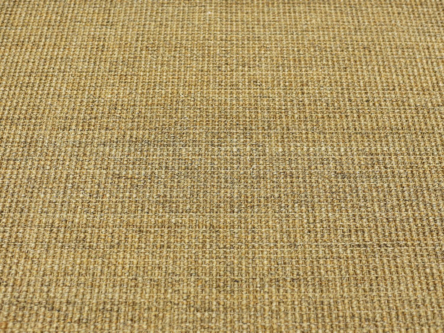 Sisalteppiche Salsa Sisal Paspelteppich Sonderform nach Schablone in honig zeigt eine feine, glänzende Textur in sanftem Honigton.