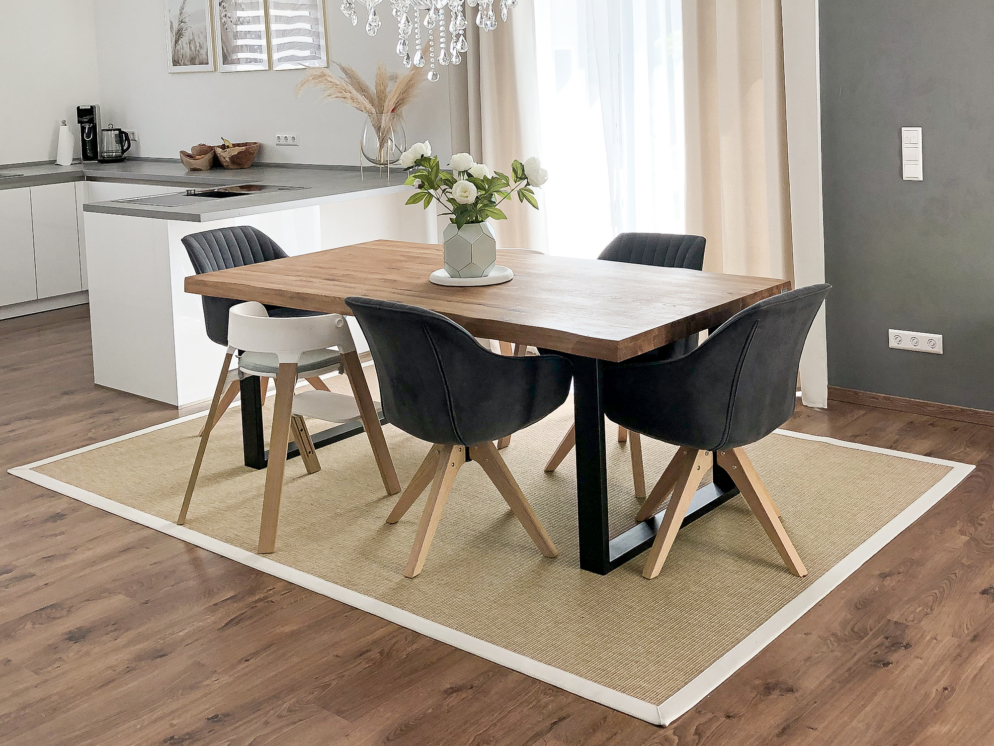 Rechteckiger Sisalteppich Murcia in Beige mit heller Stoffbordüre unter einem Esstisch aus Holz, moderner Essbereich mit vier Stühlen