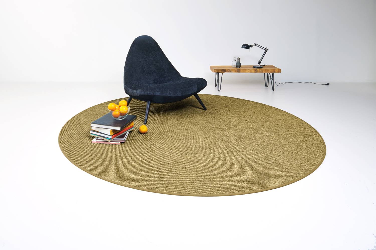 Sisalteppich Salsa Sisal Paspelteppich Oval Wunschmaß in honig liegt als runde, honigfarbene Matte auf dem Boden.