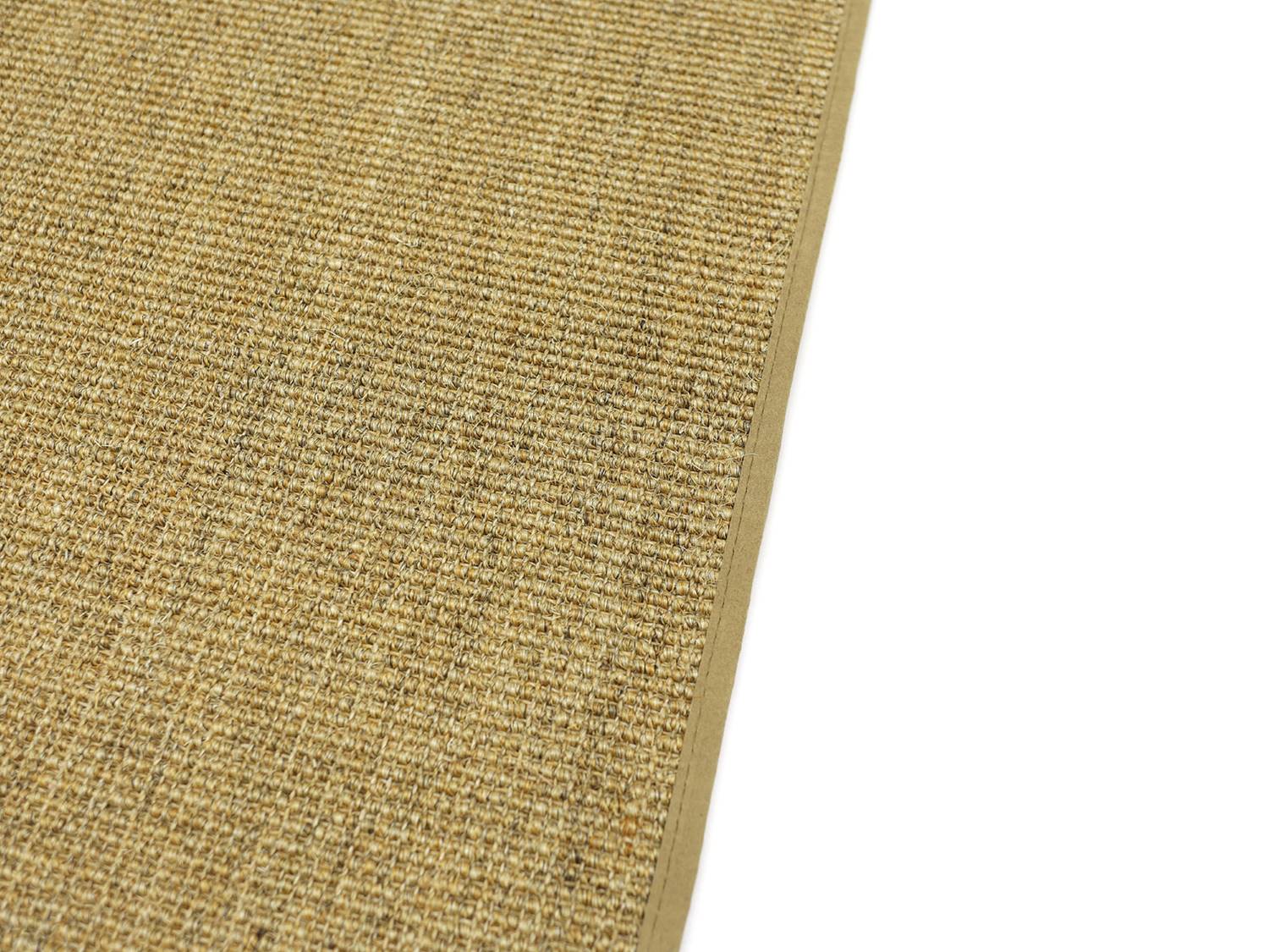 Sisalteppiche Salsa Sisal Paspelteppich Sonderform nach Schablone in honig zeigt eine grob strukturierten, honigfarbenen Stofftextur.